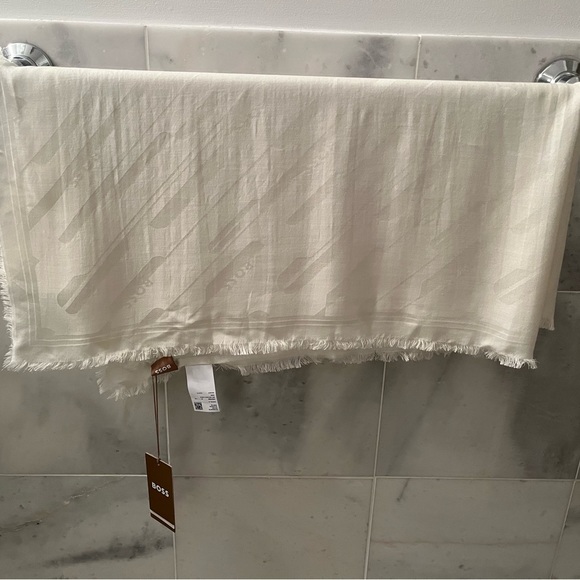 NWT: SQUARE SCARF IN MODAL AND WOOL WITH SIGNATURE JACQUARD - Picture 5 of 10